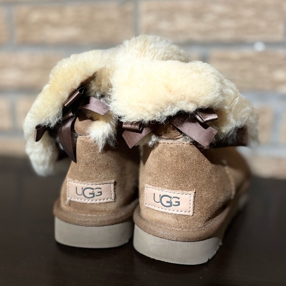 UGG Kids Tan Boots with Cream Fur Trim - Picture 1 of 4